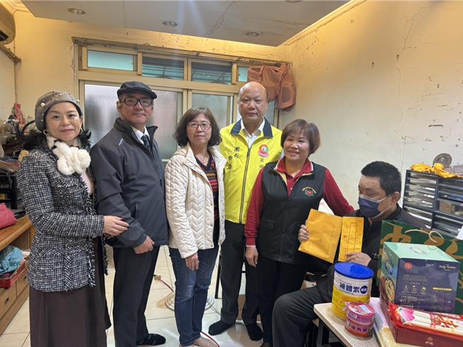 中华单亲家庭互助协会秘书长王玉玲（左起）、理事长潘承扬、社会局副局长许秀能、圆融行善团长许诰、一竹慈善会理事长许品一起将19万元善款交给李某（右一）。（新北市社会局提供）