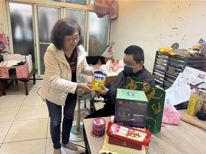 新北市社会局副局长许秀能带了补体素等实物银行给李某，希望他调养好身体。（新北市社会局提供）