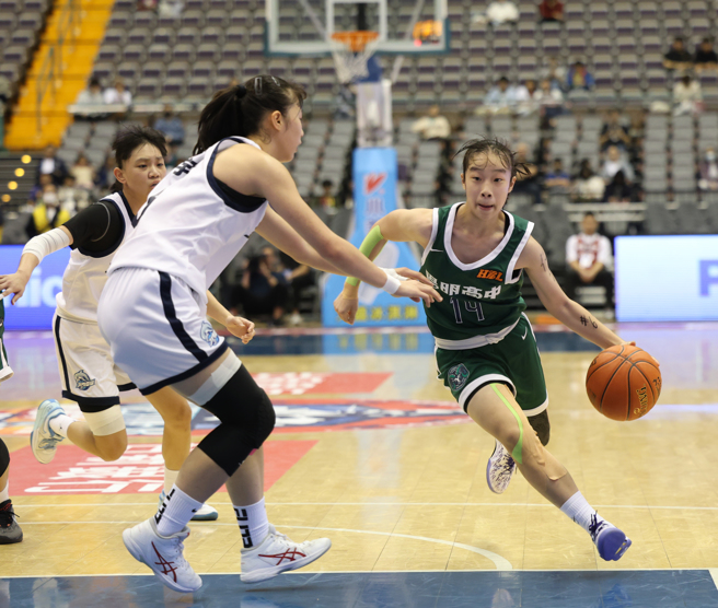 陽明高中蘇衡（右）在112學年HBL女子組季軍賽投進24分。（高中體總提供）