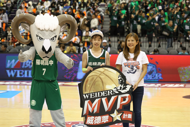 陽明高中蘇衡（中）獲得112學年HBL女子組季軍賽單場MVP。（高中體總提供）