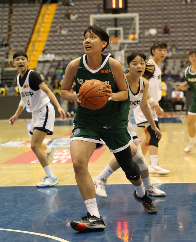 陽明高中魏詩芸（前）進帳12分、23籃板，幫助球隊拿下112學年HBL女子組季軍。（高中體總提供）