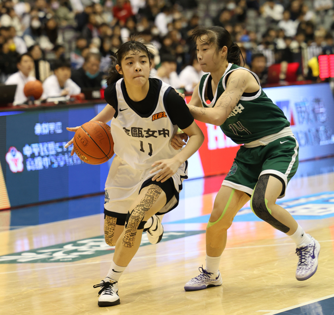 金甌女中林宇涵（左）進帳24分。（高中體總提供）