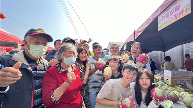 台南市後壁區公所17日在德馨宮舉辦活動行銷洋香瓜，台南市長黃偉哲（第二排右一）到場支持。（張毓翎攝）