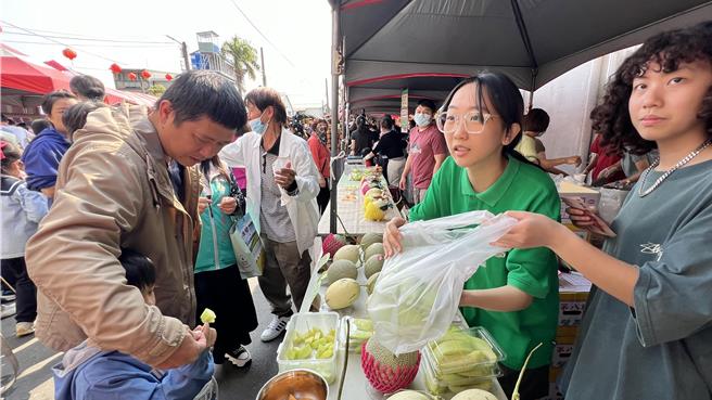 因場地位於菁寮老街旁，逢周日吸引許多人前來品嘗，買氣強強滾。（張毓翎攝）