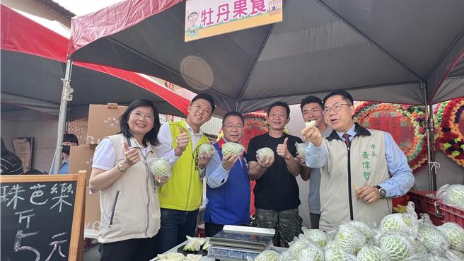 台南市議員王宣貿（左二）、蔡育輝（左三）等人也到場採購、支持。（張毓翎攝）