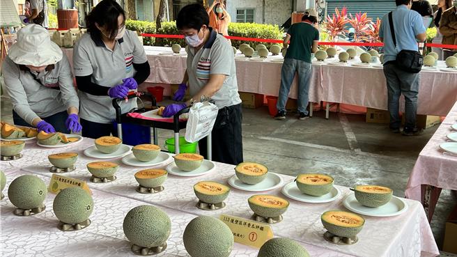 今天現場舉辦洋香瓜評鑑比賽。（張毓翎攝）