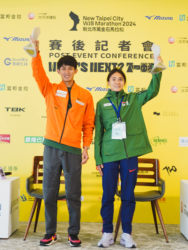 2024万金石马拉松台湾男子好手周庭印（左）、女子好手谢千鹤（右）拿下国内组冠军。（大会提供）