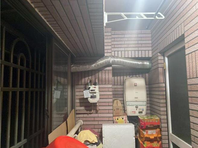 台南市政府消防人员勘查一家4口一氧化碳中毒的住宅，发现燃气热水器安装在加装窗户的阳台且窗户关闭。（消防局提供／洪荣志台南传真）