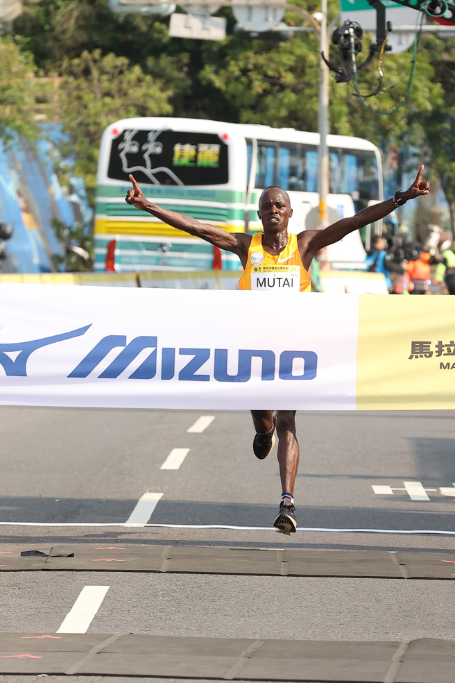 2024万金石马拉松肯亚选手奇普肯波伊打破42公里男子组大会纪录。（大会提供）