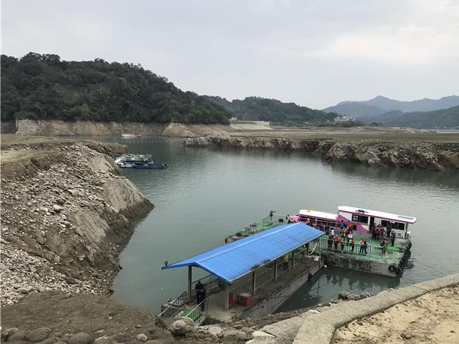 石門水庫蓄水率跌破4成，觀光遊艇部分路線停駛更改遊程。（陳咪春提供／呂筱蟬桃園傳真）