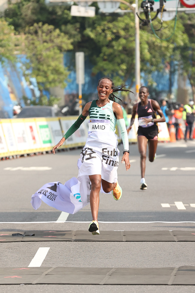 2024万金石马拉松42公里女子组由衣索比亚洁玛尔拿下冠军。（大会提供）