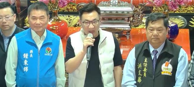 立法院副院长江启臣今天下午2点由苗栗县长锺东锦等人陪同前往拱天宫参拜。（李京升摄）