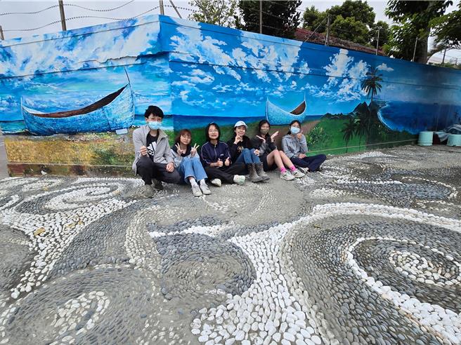国立台东女中美术班2度受邀改造台东市区茄苳夫妻树附近场域。（康毓庭提供／蔡旻妤台东传真