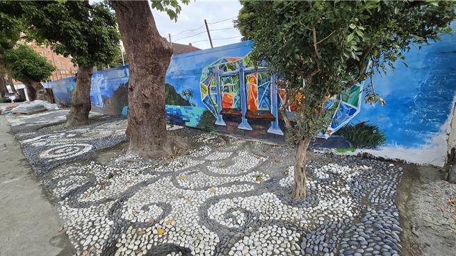 国立台东女中美术班2度受邀改造台东市区茄苳夫妻树附近场域。（康毓庭提供／蔡旻妤台东传真