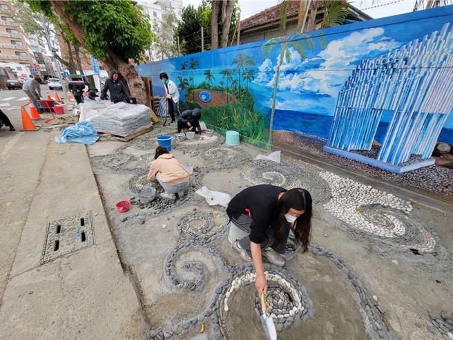 国立台东女中美术班2度受邀改造台东市区茄苳夫妻树附近场域。（康毓庭提供／蔡旻妤台东传真