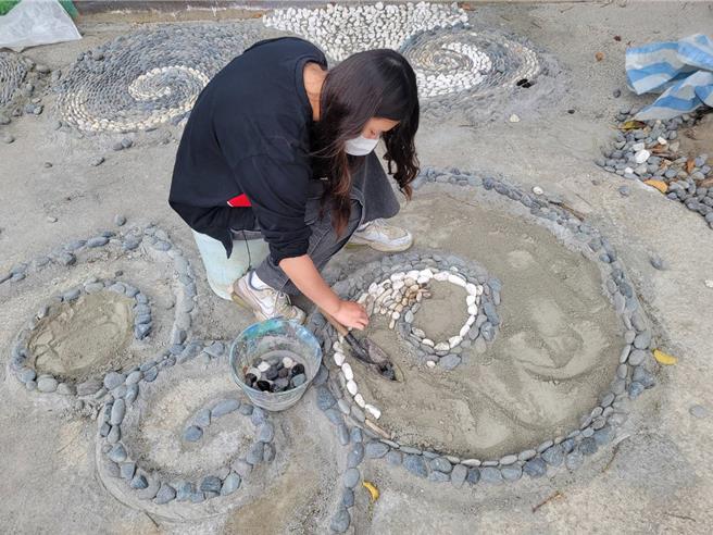 国立台东女中美术班2度受邀改造台东市区茄苳夫妻树附近场域。（读者提供／蔡旻妤台东传真