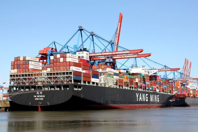 阳明海运承租的货柜船视明轮（YM Witness）16日停靠土耳其时撞上码头，酿成3台货柜起重机接连倒塌。（资料照：shutterstock／达志）
