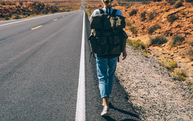 28岁的女子在徒步旅行后，皮肤变得粗糙黝黑，让网友错愕直呼「像58岁大妈」。(图:shutterstock/达志)
