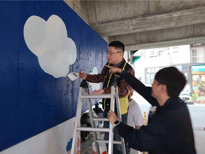 竹東青商會長鄭朝鐘（左）表示，很高興能透過「317玩美角落計畫」活動，為竹東環境美化盡心力。（鄭朝鐘提供／陳育賢新竹傳真）