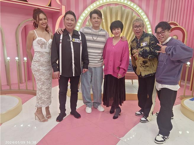 蔷蔷（右）有时的激烈言论，让好友赵正平招架不住。（三立提供）