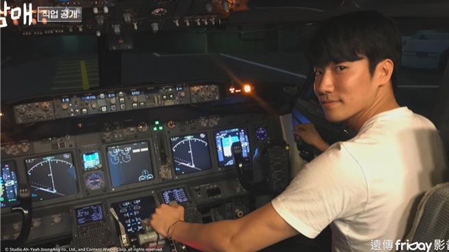 节目素人龙宇的职业竟是商业飞行员及飞行教官。（friDay影音提供）
