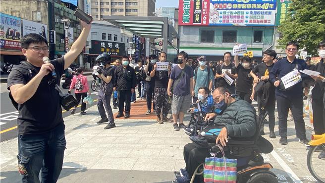 行人零死亡推动联盟17日展开串连路口快闪行动，中市于台中车站附近集结百余人，并在復兴路四段游行，沿途高喊口号，队伍中有身障人士乘坐轮椅、年轻家长推婴儿车参与。（陈淑芬摄）