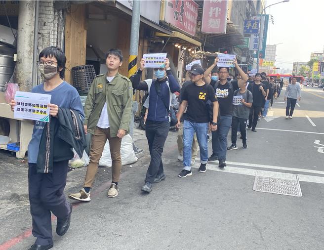 行人零死亡推动联盟17日展开串连路口快闪行动，中市于台中车站附近集结百余人，并在復兴路四段游行，沿途高喊口号，队伍中有身障人士乘坐轮椅、年轻家长推婴儿车参与。（陈淑芬摄）