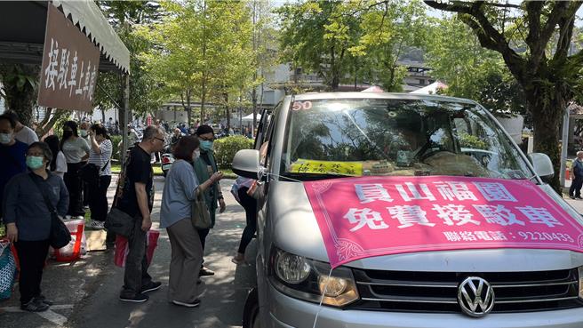为纾解大量车潮及人潮，宜兰县员山福园视车流情形交管，并于17、23、24、30、31日及4月4日共6天，启动宜兰转运站至福园「扫墓免费专车」接驳服务。（宜兰县政府提供／吴佩蓉宜兰传真）