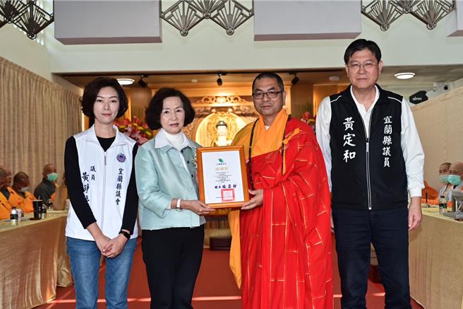 员山福园今（17日）举办春祭法会，请礁溪乡孔雀明王寺住持上慈下杰法师（右二）带领悦眾法师读诵地藏菩萨本愿经祈福，县长林姿妙（左二）担任主祭。（宜兰县政府提供／吴佩蓉宜兰传真）