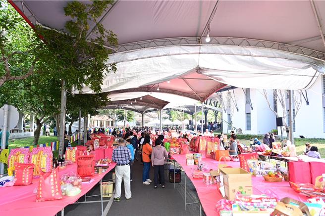 春祭法会期间，福园在各纳骨区前搭棚及设置供桌，提供民眾摆放供品，若无法前来祭祀的乡亲也可利用线上祭拜专区，表达对逝者的思念。（宜兰县政府提供／吴佩蓉宜兰传真）