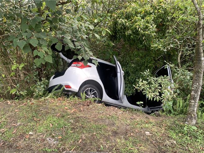 所幸自小客車受茂密樹木阻擋，並未滑落山谷。（民眾提供）