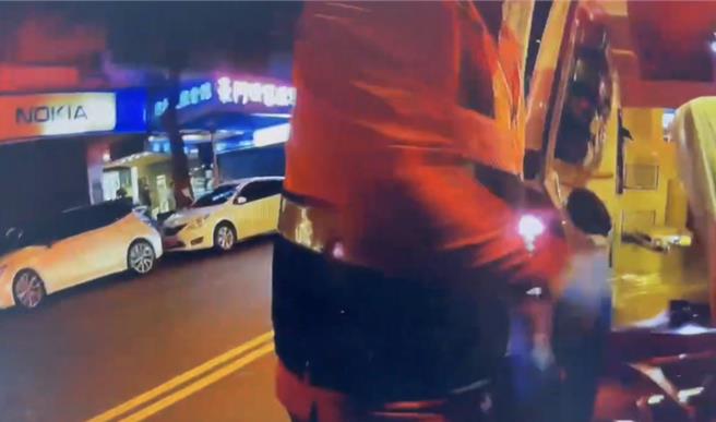 救護人員將「姜牧師」送醫。（翻攝畫面）