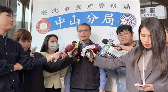 中山警分局偵查隊長袁雲澂（中）說明案情。（翻攝畫面）