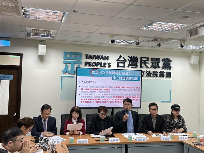 民進黨團總召柯建銘今指出，他昨天已和國民黨團總召傅崐萁商討先開公聽會，待民進黨團版本出來再併案審查，假如國民黨團執意要審，民進黨團會對所有通過的法案提出「復議」。民眾黨團總召黃國昌則批評，這是大剌剌地反對改革。（蔡雯如攝）