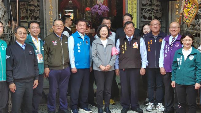 蔡英文總統今天前往拱天宮參拜。（李京昇攝)