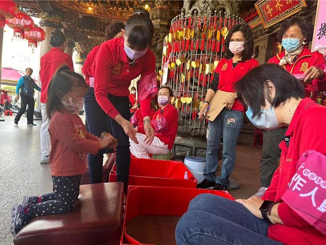 台中市潭子區潭水亭觀音媽廟是地方重要信仰中心，為慶祝農曆2月19日觀音媽佛誕，廟方17日上午舉辦擲筊大賽，吸引逾1500位信眾攜家帶眷前往，點亮媽祖平安燈祈福並參賽試手氣。（民眾提供／潘虹恩台中傳真）