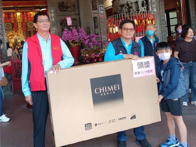 台中市潭子區潭水亭觀音媽廟為慶祝農曆2月19日觀音媽佛誕，廟方17日上午舉辦擲筊大賽，吸引逾1500位信眾參賽，連擲8聖筊的劉姓男子獲得第1名抱獎而歸。（潭水亭觀音媽廟提供／潘虹恩台中傳真）