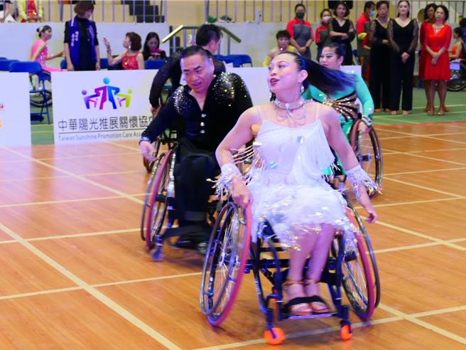 「全國身心障礙者會長盃輪椅舞蹈錦標賽暨國家代表隊選拔賽」17日在雲林縣北港鎮體育館登場，將從全台14組舞者依積分選出3組赴美參加「世界盃輪椅國標舞公開賽」。（張朝欣攝）