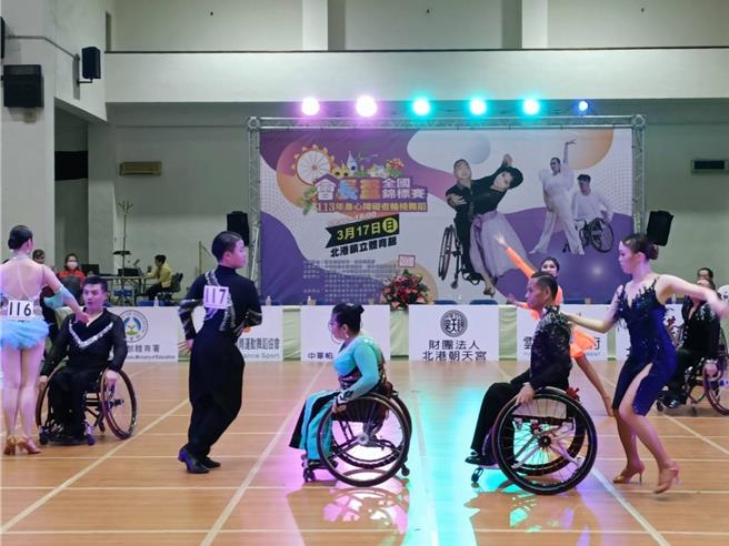 「全國身心障礙者會長盃輪椅舞蹈錦標賽暨國家代表隊選拔賽」17日在雲林縣北港鎮體育館登場，其積分占國際賽事國家代表隊選拔50％，各組選手無不全力以赴，展現最優美的舞姿與默契。（張朝欣攝）