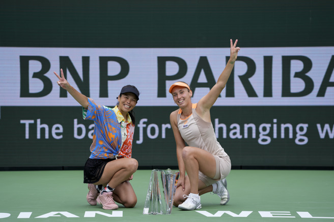 谢淑薇（左）、梅腾丝摘下2024印地安泉女网赛双打冠军。（美联社）