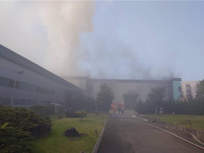 台中市神岡區三和路1處工廠17日下午傳出火警，濃煙狂竄，台中市消防局出動23車58人前往灌救，目前尚無查出人員受困，消防人員持續灌救中。（台中市消防局提供／潘虹恩台中傳真）