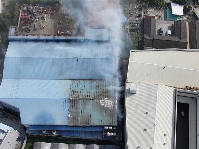 台中市神岡區三和路1處工廠17日下午傳出火警，濃煙狂竄，台中市消防局出動23車58人前往灌救，目前尚無查出人員受困，消防人員持續灌救中。（台中市消防局提供／潘虹恩台中傳真）