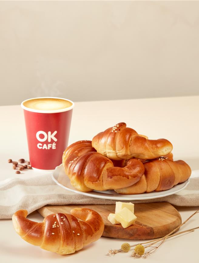 OKmart「三峡金牛角」35元，搭配中杯OKCAFE庄园级美式只要49元。（OKmart提供／朱世凯台北传真）