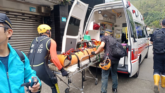 其中一名失足山客无呼吸脉搏，用人力搬运下山后送医抢救。（翻摄画面）