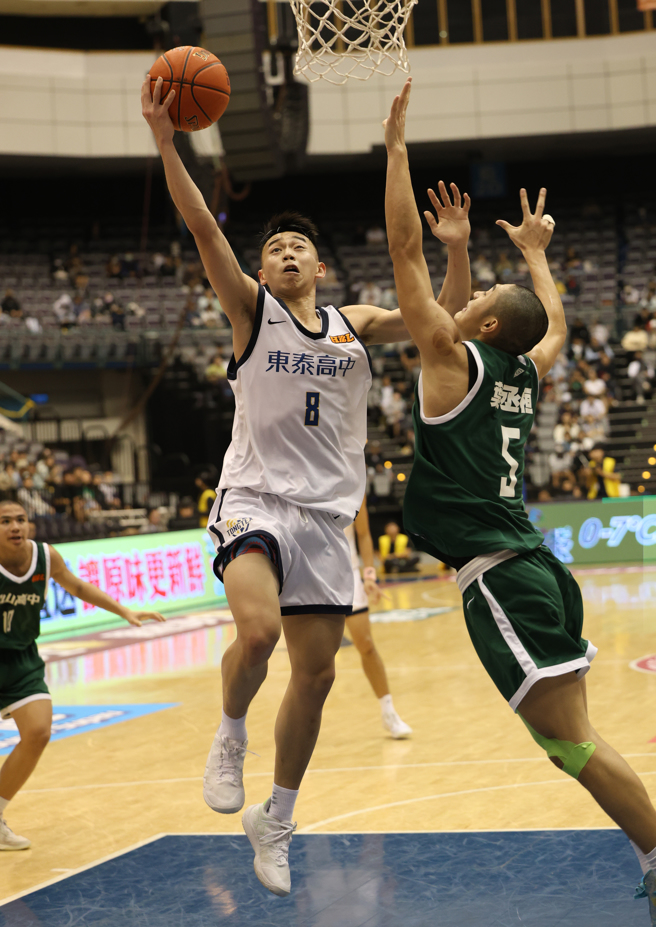 東泰高中邱繼揚（左）貢獻12分、13籃板、5助攻。（高中體總提供）