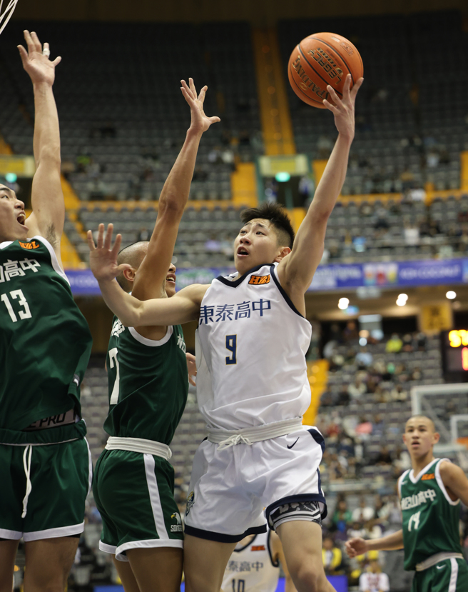 東泰高中蔡承翰（右）獲得12分、5籃板、6助攻。（高中體總提供）