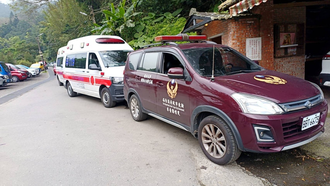 消防局人员在山下，设立集合点，并同步进行人员上山搜救。（翻摄画面）