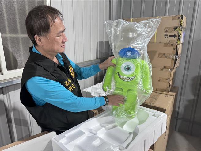 基隆市七堵區瑪陵山區有民眾的公仔收藏遭竊，警方積極偵查，將涉案的5名嫌犯陸續抓捕落網，但失竊的公仔僅找回3成左右。（基隆市警察局提供／張志康基隆傳真）