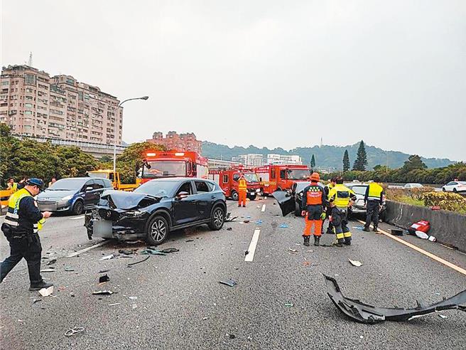 國道3號安坑隧道北向出口，16日清晨發生9車連環追撞，造成2死6輕傷。（民眾提供／王揚傑新北傳真）