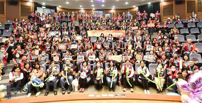 彰化县文化局于17日下午在县立图书馆1楼演讲厅举行「113年绩优志工表扬、授证暨队员大会」，将近400位志工齐聚一堂，场面热闹。（彰化县政府提供／张妍溱彰化传真）